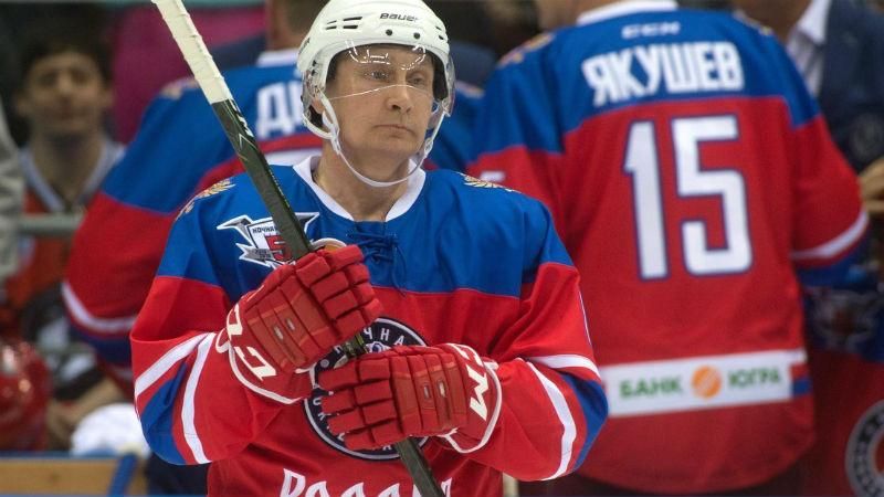 Путін знову показово зіграв у хокей: з'явилось відео