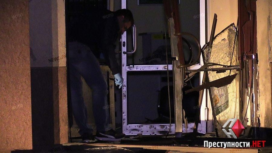 Неизвестные взорвали вход в один из банков в Николаеве: фото