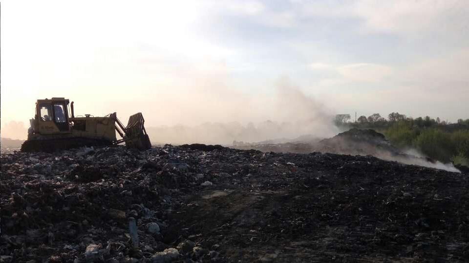 У Рівному горить сміттєзвалище У Рівному горить сміттєзвалище