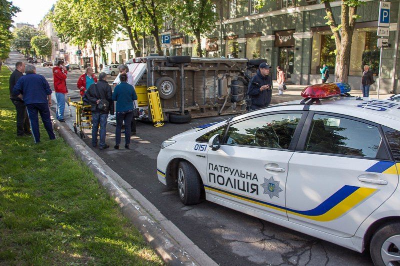 "Швидка" з вагітною жінкою перекинулась у Дніпрі, є поранені "Швидка" з вагітною жінкою перекинулась у Дніпрі, є поранені