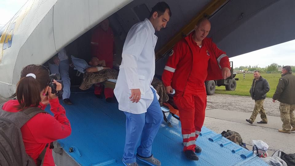 В Одессу самолетом доставили раненых бойцов АТО, некоторые – в тяжелом состоянии