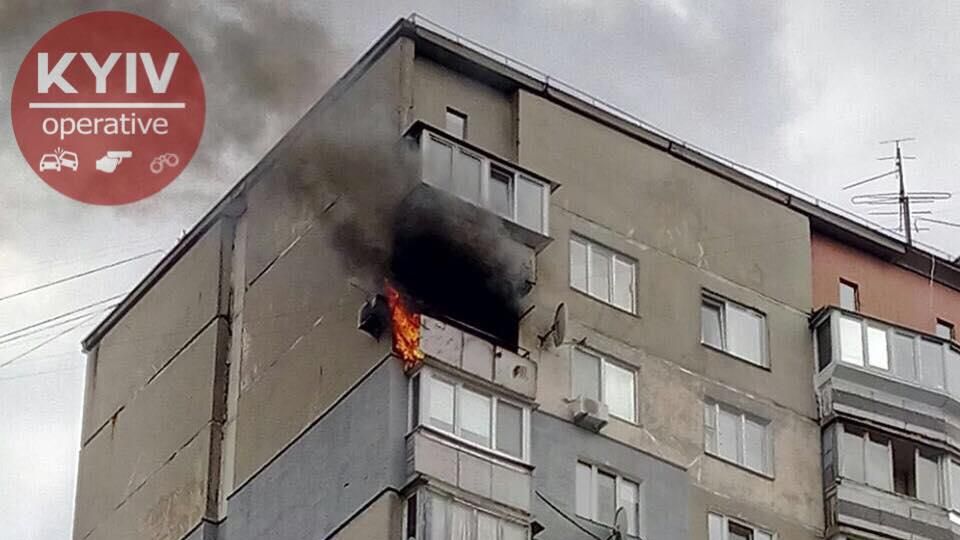 У Києві горить багатоповерхівка: відео