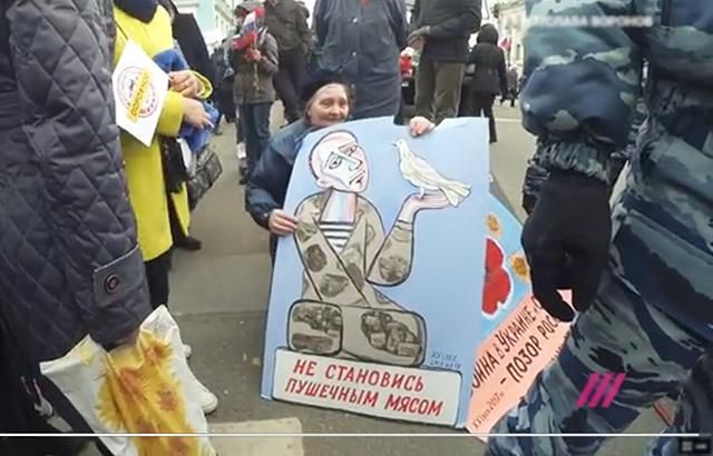 У Росії натовп зганьбив жінку за протест проти війни в Україні