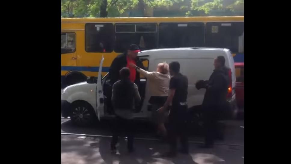 Посеред дороги в Одесі сталась брутальна бійка: з'явилось відео