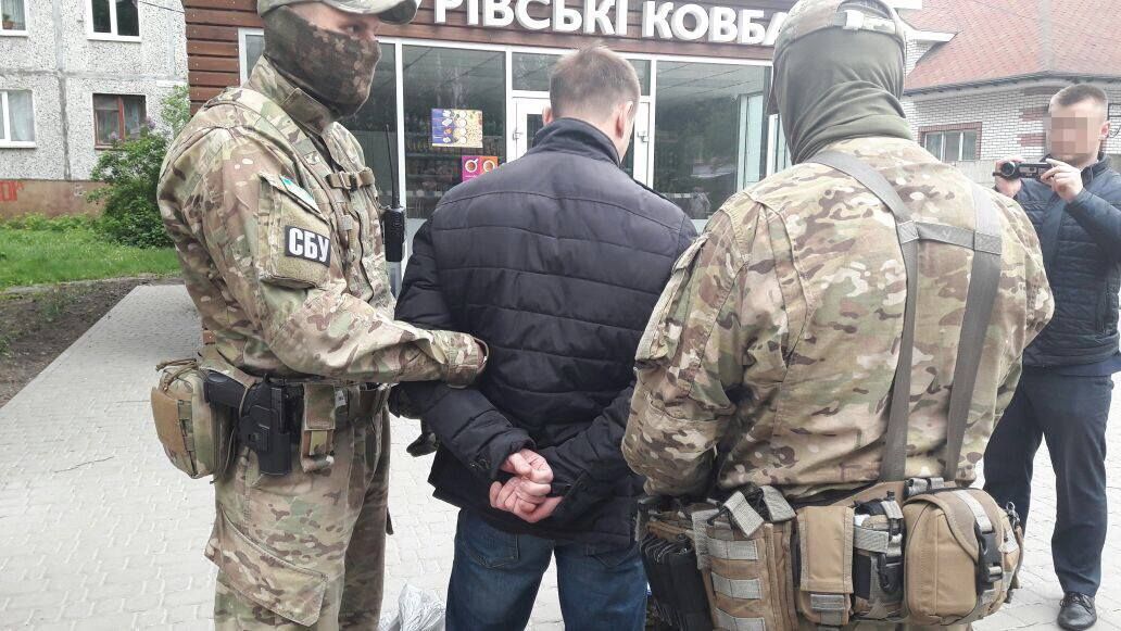 СБУ показала правоохранителя, который "крышевал" проституцию СБУ показала правоохранителя, который "крышевал" проституцию