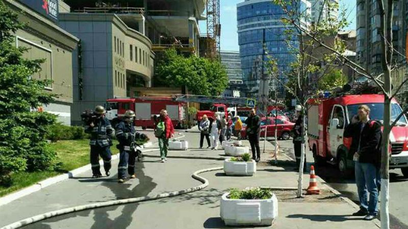 В центре Киева горит офис: началась эвакуация В центре Киева горит офис: началась эвакуация