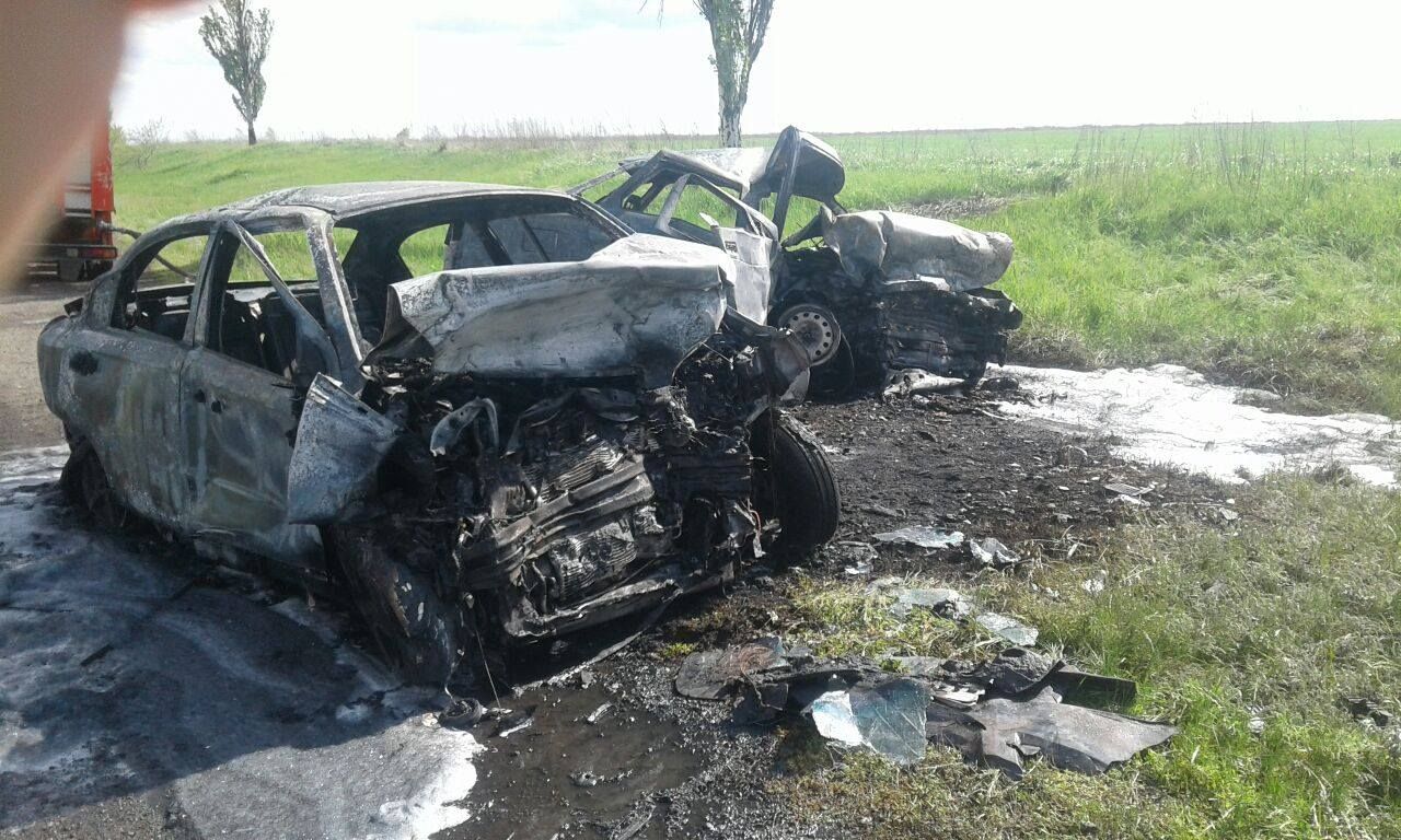 У моторошній ДТП на Донеччині загинули троє: опублікували фото (18+) У моторошній ДТП на Донеччині загинули троє: опублікували фото (18+)