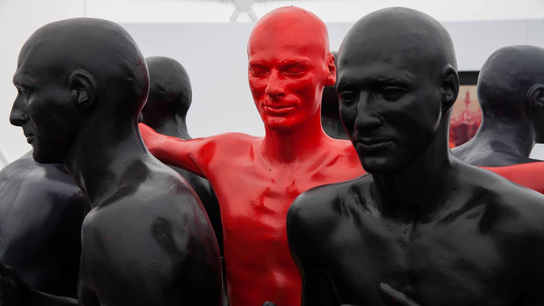 Известный художник показал свое видение "деперсонализированных людей": зрелищные фото Известный художник показал свое видение "деперсонализированных людей": зрелищные фото