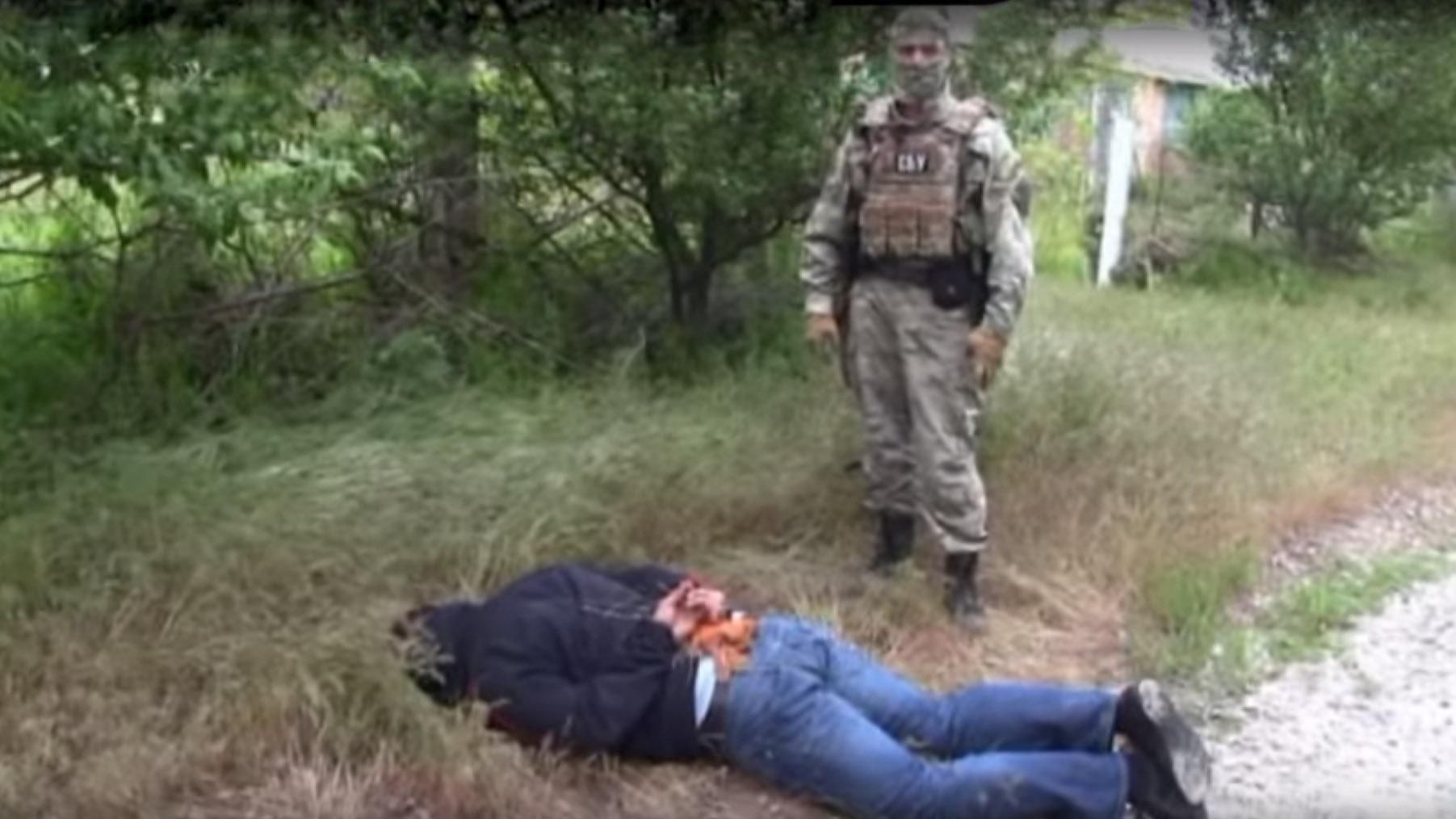 СБУ затримала чоловіка, який продавав вивезену із АТО зброю СБУ затримала чоловіка, який продавав вивезену із АТО зброю