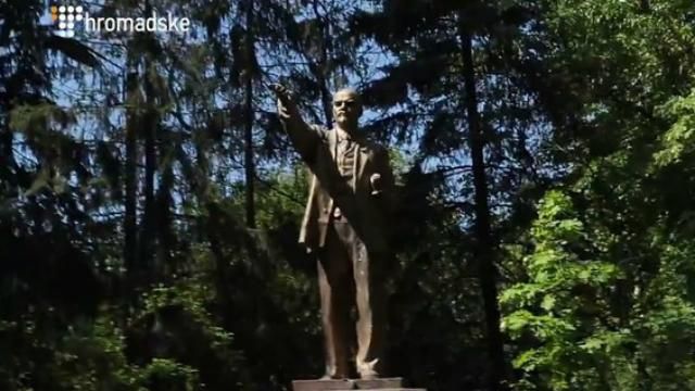 В Киеве до сих пор стоял Ленин: появилось эффектное видео, как его сносили