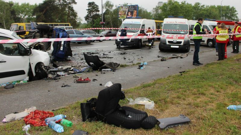 Три человека погибли в страшном ДТП в Киеве: обнародовали жуткие фото