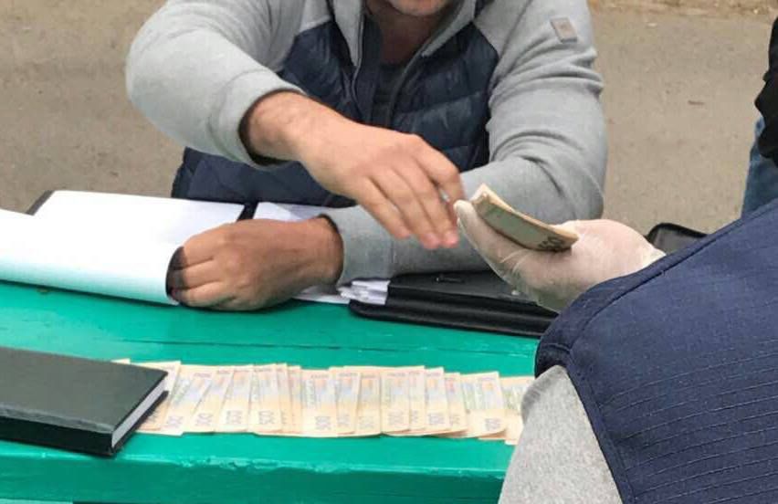 Аваков показав спійманих посадовців-хабарників Аваков показав спійманих посадовців-хабарників