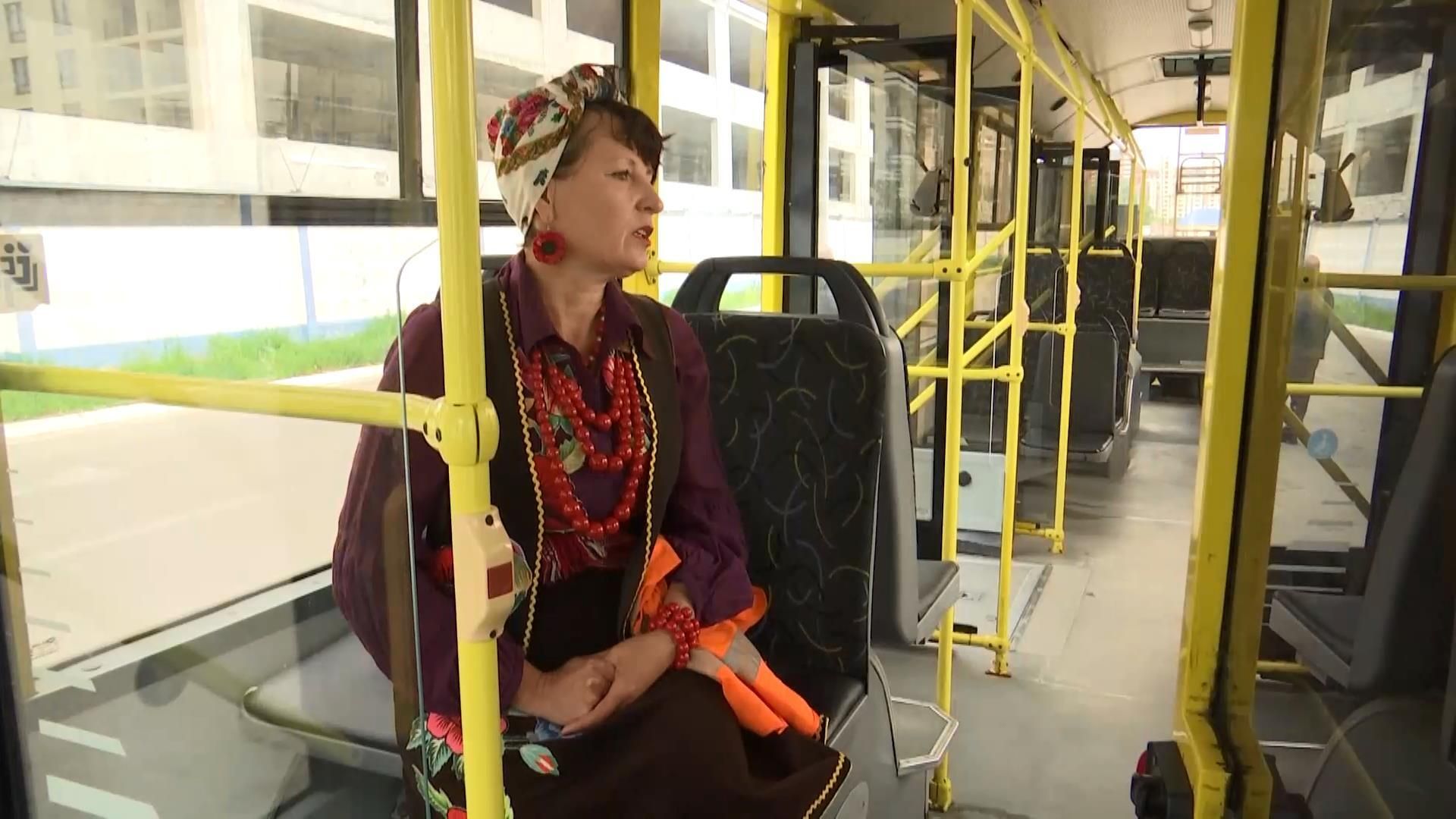 Патриотический транспорт: водитель ежедневно украшает троллейбус вышитыми вышитыми рушниками