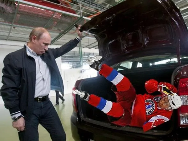 Путін закриває сам себе у багажнику
