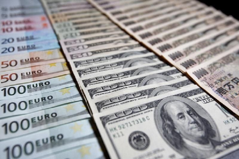 Курс валют на 15 травня: скільки коштують долар та євро