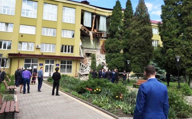 Будівля коледжу обвалилася на Івано-Франківщині Будівля коледжу обвалилася на Івано-Франківщині