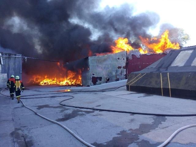 На Киевщине вспыхнул крупный пожар на складах фабрики