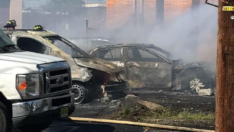 В США самолет упал на жилой район, есть погибшие: жуткие фото трагедии В США самолет упал на жилой район, есть погибшие: жуткие фото трагедии