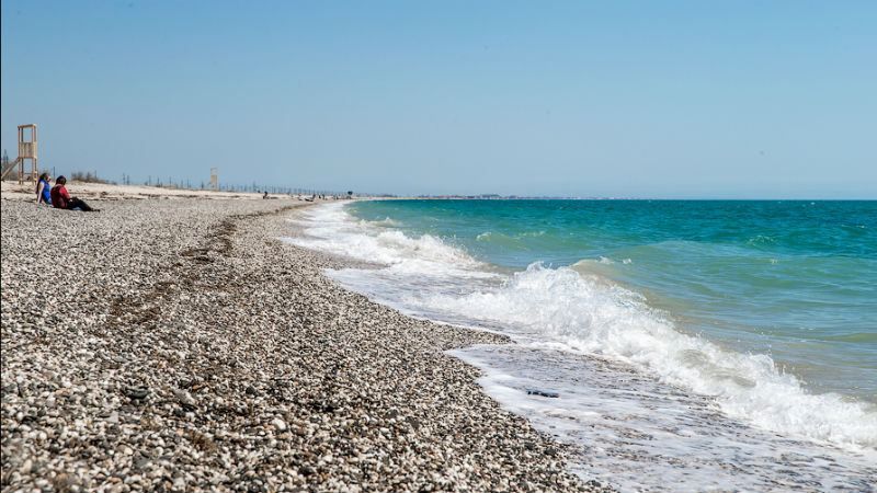 Скоро сезон: в мережі показали фото найкращого пляжу окупованої Євпаторії 