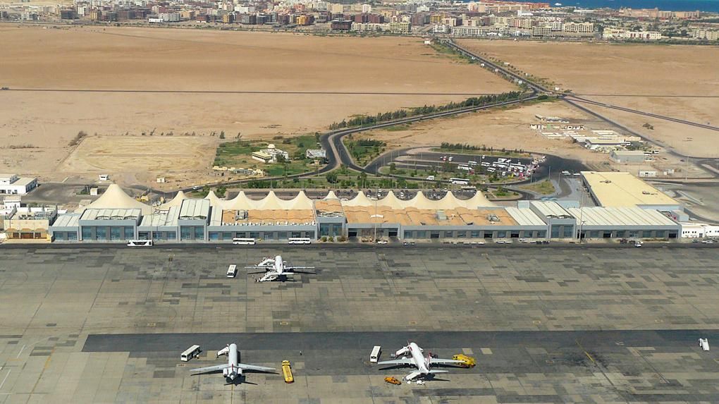 Около 200 украинцев застряли в аэропорту Египта Около 200 украинцев застряли в аэропорту Египта