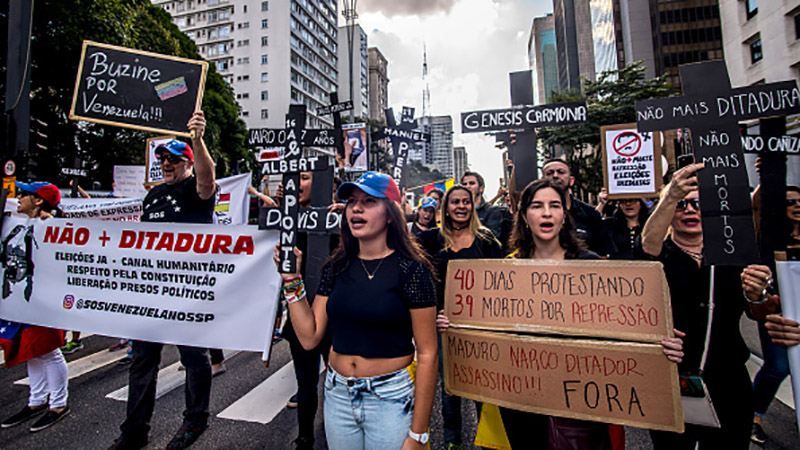 Число жертв на антиправительственных митингах в Венесуэле достигло 40 человек