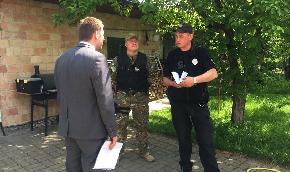 Адвокати лізли через паркан: в квартирі одного з лідерів ДемАльянсу проводять обшуки Адвокати лізли через паркан: в квартирі одного з лідерів ДемАльянсу проводять обшуки