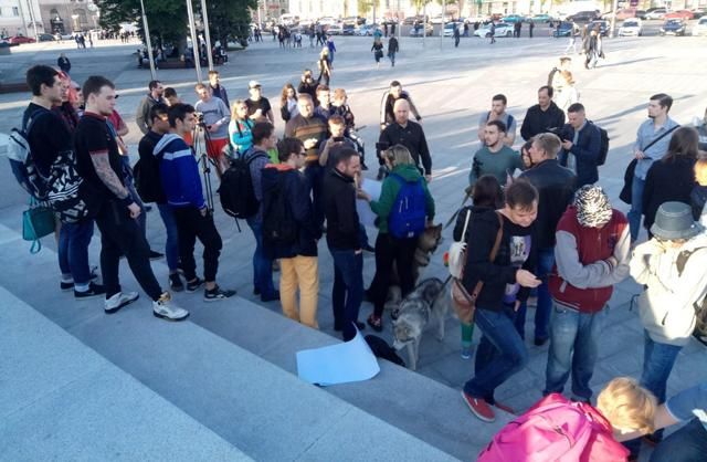 Харьковчане вышли с протестами против блокировки "Вконтакте" Харьковчане вышли с протестами против блокировки "Вконтакте"