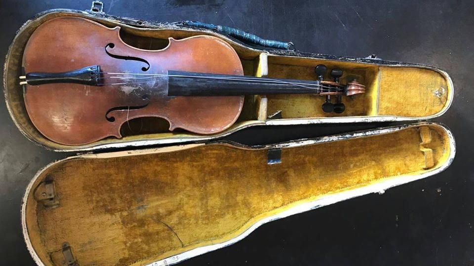 Українець намагався вивезти на окупований Донбас скрипку Страдіварі Українець намагався вивезти на окупований Донбас скрипку Страдіварі