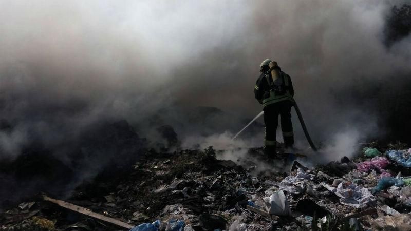 Під Києвом загорілося сміттєзвалище: рятувальники не можуть загасити полум'я