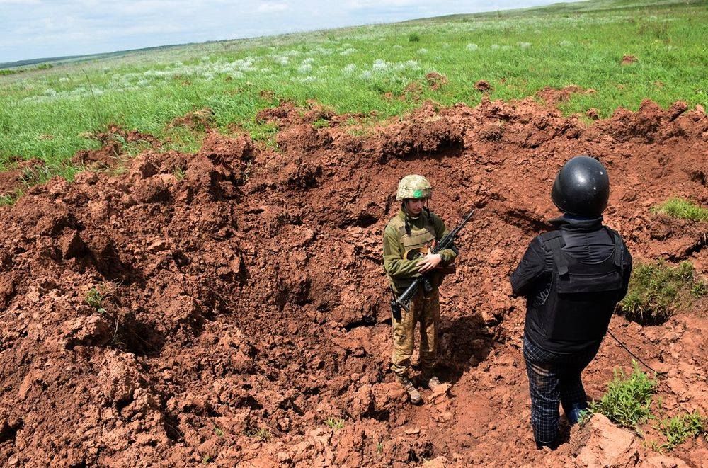 Новые боеприпасы боевиков оставили воронку шириной в 5 метров: опубликованы фото Новые боеприпасы боевиков оставили воронку шириной в 5 метров: опубликованы фото