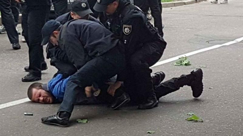 Столкновения во время флешмоба ЛГБТ в Харькове: полицию и активистов забросали камнями