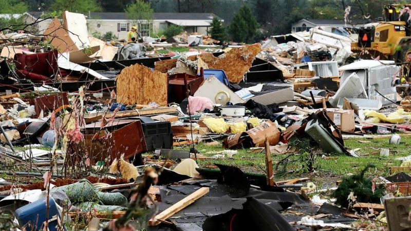Смертельные торнадо бушуют в США: жуткие фото стихии