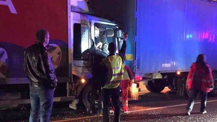 Пассажиру зажало ноги вследствие аварии с участием грузовиков в Киеве Пассажиру зажало ноги вследствие аварии с участием грузовиков в Киеве