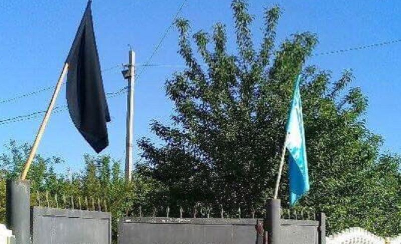 Фотофакт: крымские татары вывешивают во дворах черный и национальный флаги