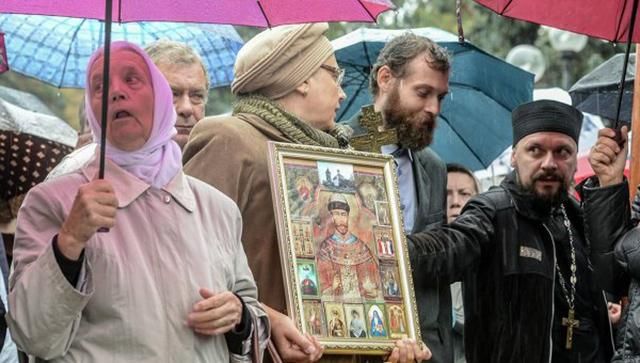 Священники УПЦ МП устроили массовый митинг под стенами Верховной Рады