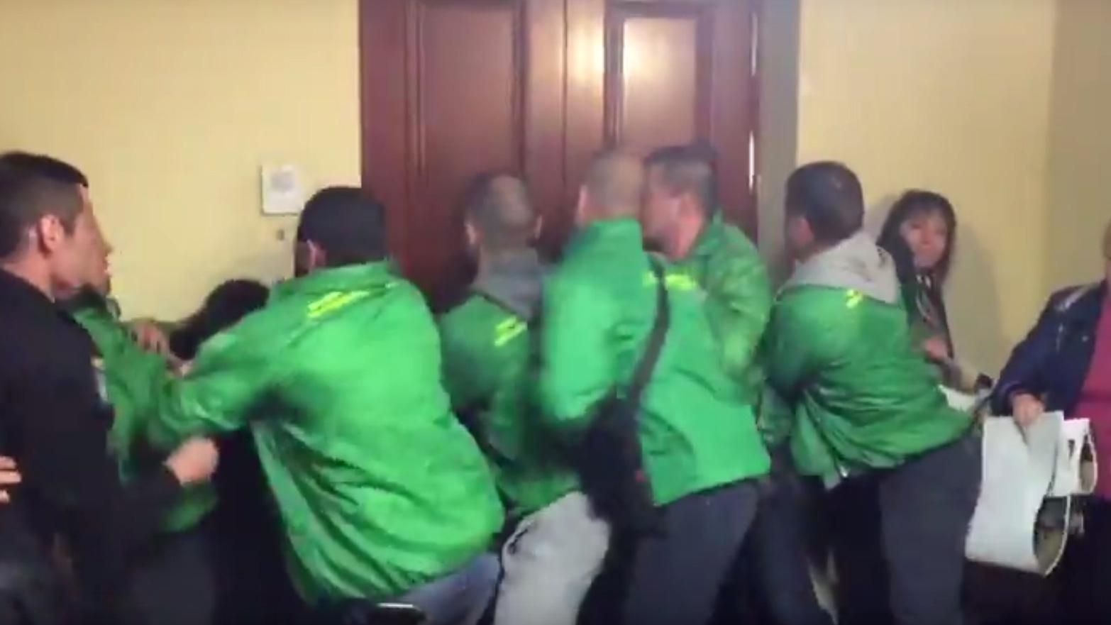 В здании Киевсовета произошла потасовка между активистами и охраной: появилось видео В здании Киевсовета произошла потасовка между активистами и охраной: появилось видео