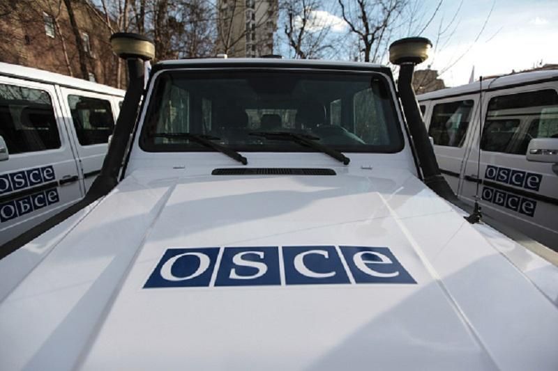 Бойовики кинули під авто спостерігачів гранату Бойовики кинули під авто спостерігачів гранату