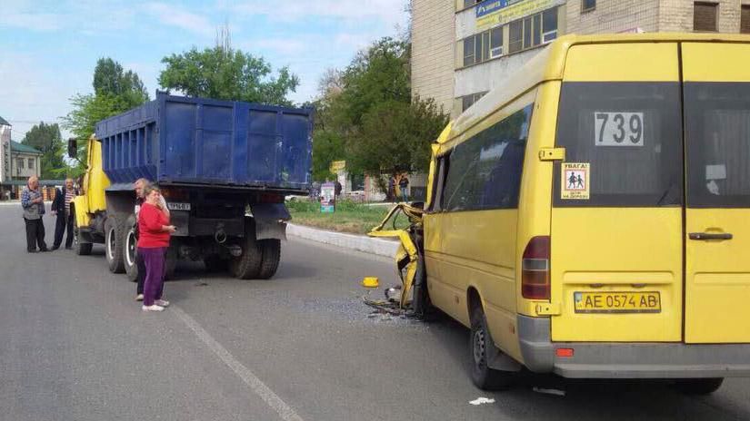 На Дніпропетровщині маршрутка врізалась в КрАЗ: з'явилось відео жахливої аварії