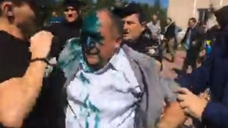 Депутата облили зеленкой за антиукраинские высказывания: появилось видео стычки Депутата облили зеленкой за антиукраинские высказывания: появилось видео стычки
