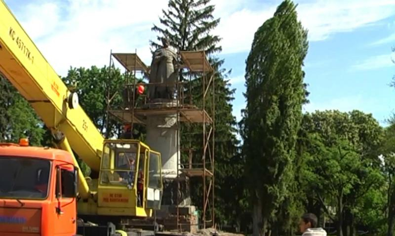 В Чернигове решили ситуацию с памятником Хмельницкому, который смотрел в сторону Москвы