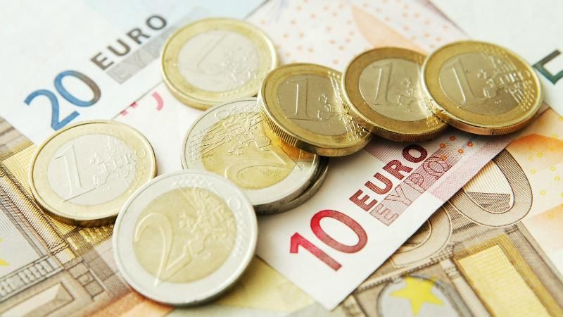 Курс валют на 19 травня: долар дещо подешевшав, а євро далі повзе вгору