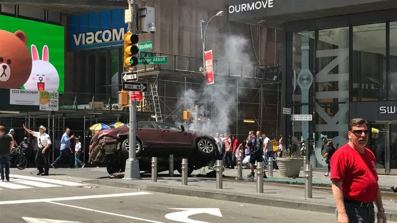 Автомобіль врізався у людей у Нью-Йорку: з'явились моторошні фото