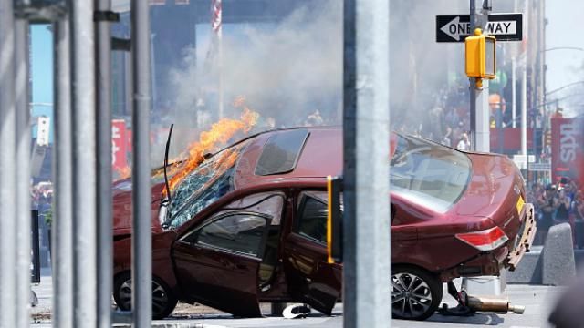 Палаюча машина і розкидане по асфальту взуття: страшна аварія на Таймс-Сквер у фото Палаюча машина і розкидане по асфальту взуття: страшна аварія на Таймс-Сквер у фото