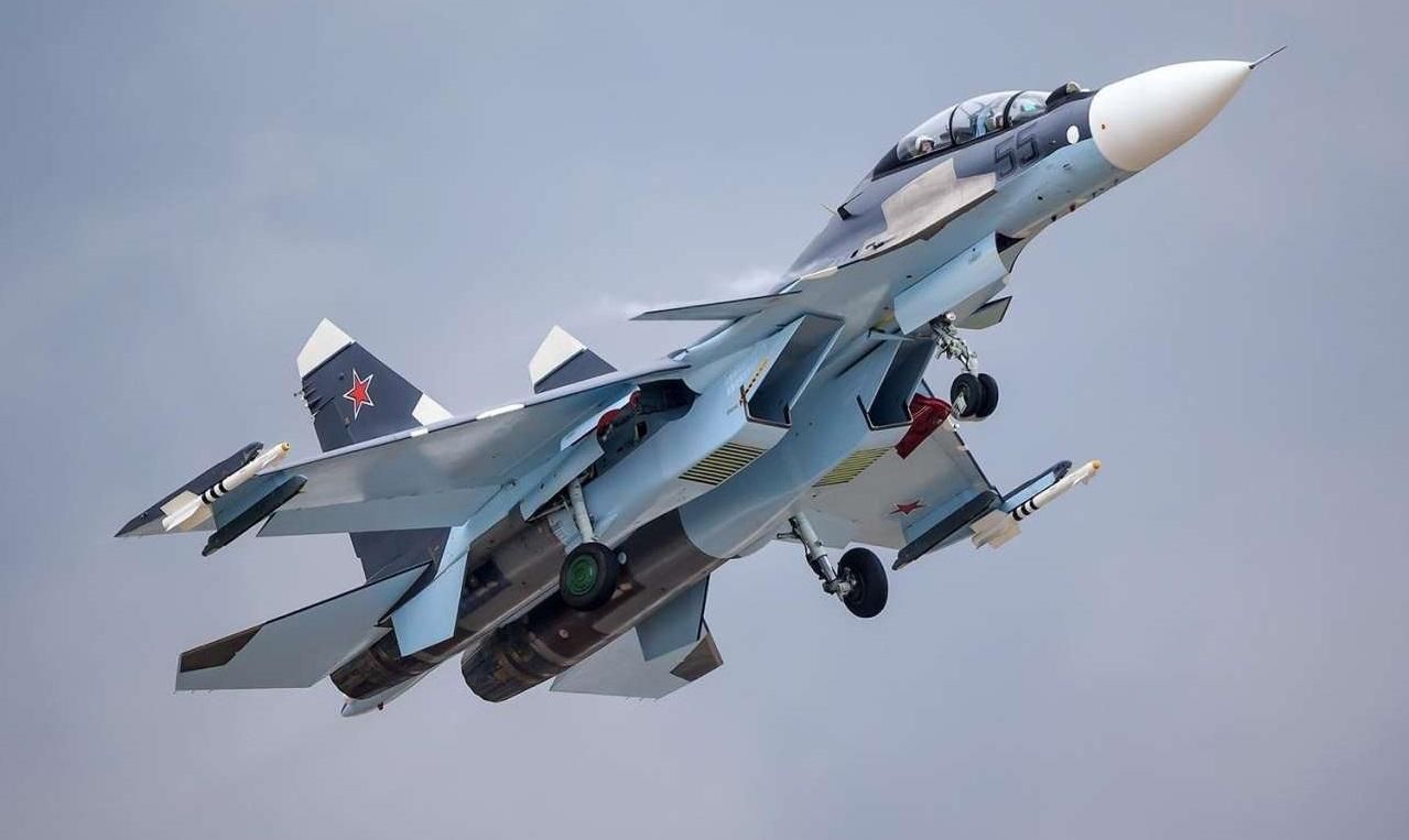 Китайские ВВС перехватили военный самолет США Китайские ВВС перехватили военный самолет США