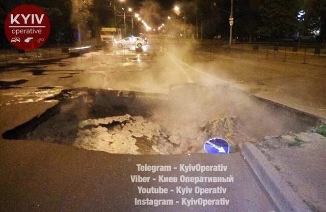 В Киеве на дороге провалился асфальт: появились фото
