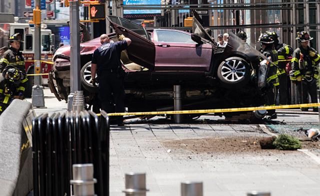 Моторошна аварія на Таймс-сквер: з’явилися жахаючі відео (18+)