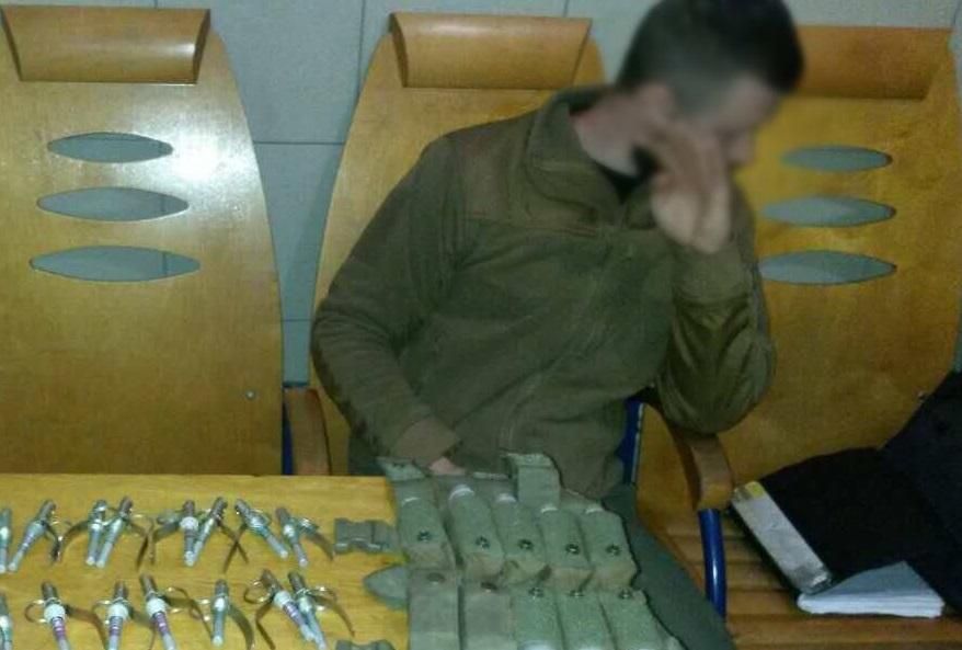 Викрили чоловіка, який віз до Києва арсенал зброї: фото