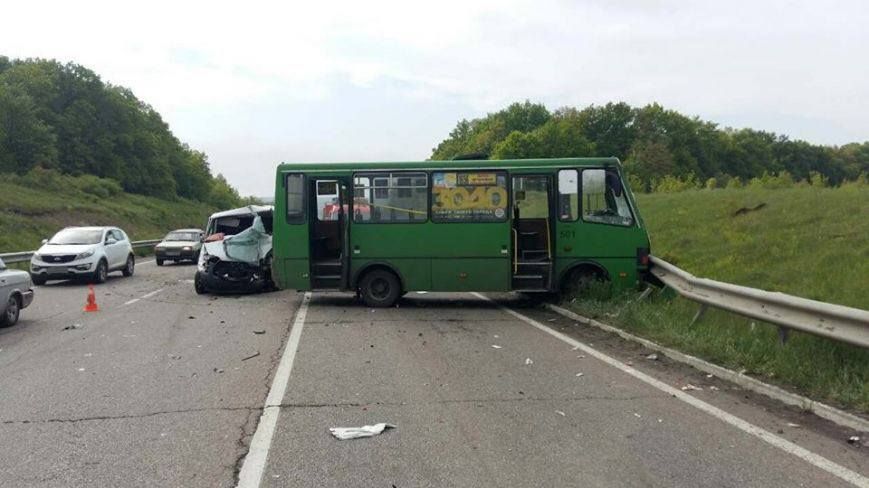 На трасі Київ – Харків в аварію потрапив автобус: фото