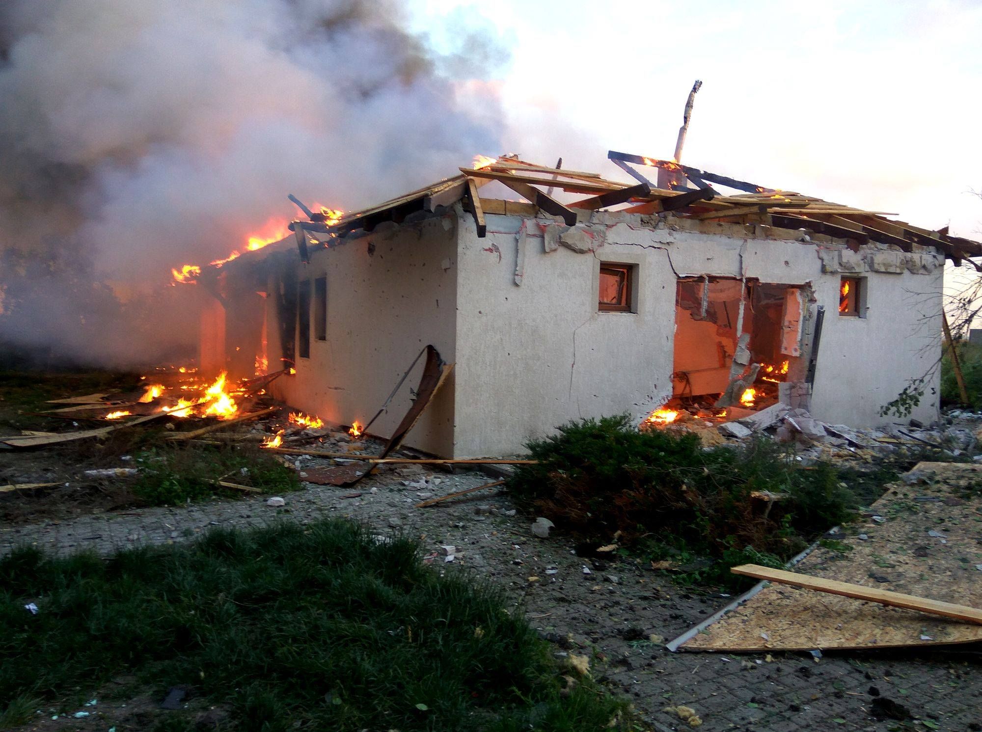 Пожежа та руїни: у штабі АТО показали наслідки обстрілів житлових кварталів