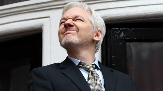 Швеція закрила справу проти скандального засновника WikiLeaks: він вже радіє